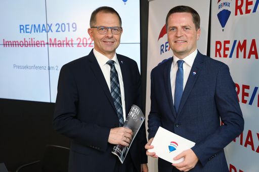 https://www.apa-fotoservice.at/galerie/21795 „Die
Rahmenbedingungen am Immobilienmarkt sind weiterhin sehr gut. Ein
anhaltend historisch niedriges Zinsniveau, ein zwar weiterhin leicht
rückläufiges, aber noch immer gutes Immobilienangebot und eine – in
den meisten Regionen – nach wie vor sehr gute Nachfrage nach
Immobilien, sowohl von Eigennutzern als auch von Anlegern, prägten
auch das Jahr 2019. Aus heutiger Sicht wird sich daran auch im Jahr
2020 nichts Wesentliches ändern“, so Bernhard Reikersdorfer, MBA,
Geschäftsführer von RE/MAX Austria.