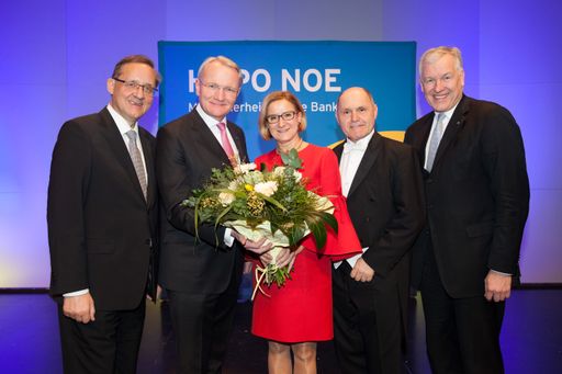 HYPO NOE Aufsichtsratspräsident Günter Ofner, HYPO
NOE Vorstand Udo Birkner, Landeshauptfrau Johanna Mikl-Leitner,
Dirigent Nationalratspräsident Wolfgang Sobotka und Landesrat Martin
Eichtinger