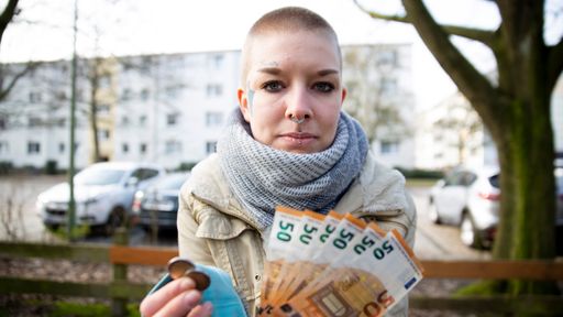 Die 24-jährige Jacky aus Bremerhaven bezieht Hartz IV. Weiterer
Text über ots und www.presseportal.de/nr/6605 / Die Verwendung
dieses Bildes ist für redaktionelle Zwecke honorarfrei.
Veröffentlichung bitte unter Quellenangabe: "obs/RTLZWEI"