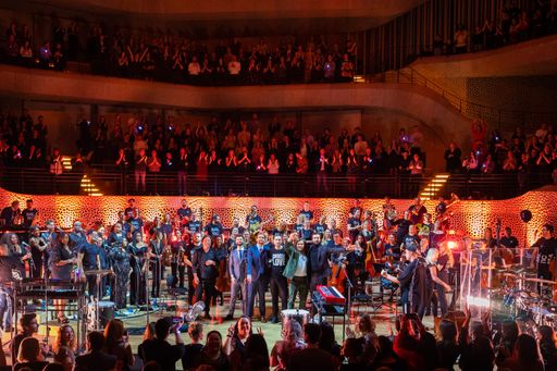 Channel Aid rockt mit Bastille die Elbphilharmonie Hamburg /"DAS
BESTE, WAS DIE ELPHI JE GESEHEN HAT"/2.100 Besucher und Klicks auf
den Livestream unterstützten das Charity-Projekt Channel Aid
/Abschluss Channel Aid Konzert in Elbphilharmonie- Hamburg -
BASTILLE mit Dirigent Kristjan Järvi, den Baltic Sea Philharmonic
und dem London Gospel Choir Weiterer Text über ots und
www.presseportal.de/nr/127363 / Die Verwendung dieses Bildes ist für
redaktionelle Zwecke honorarfrei. Veröffentlichung bitte unter
Quellenangabe: "obs/FABS Foundation/Beau Colburn"