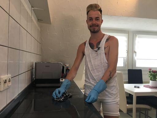 Daniel hat panische Angst vor Bakterien und putzt seine Wohnung
täglich für mehrere Stunden. Natali hingegen ist das Gegenteil. Sie
leidet am Messie-Syndrom und hortet Unmengen an Sachen. Wie wird das
Aufeinandertreffen der beiden enden? Weiterer Text über ots und
www.presseportal.de/nr/6605 / Die Verwendung dieses Bildes ist für
redaktionelle Zwecke honorarfrei. Veröffentlichung bitte unter
Quellenangabe: "obs/RTLZWEI"