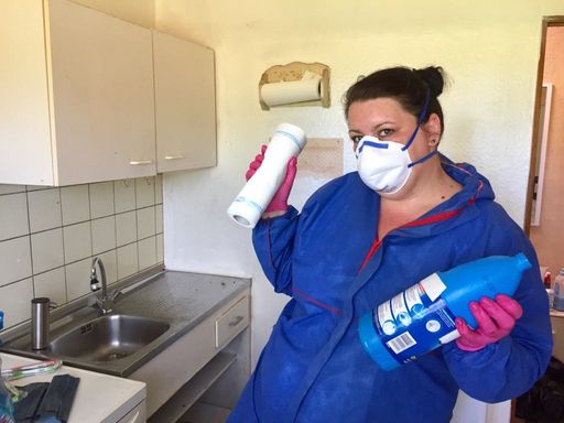 Vorschau Bild von Nicole kann nur mit Schutzkleidung die dreckige Küche reinigen..
Weiterer Text über ots und www.presseportal.de/nr/6605 / Die
Verwendung dieses Bildes ist für redaktionelle Zwecke honorarfrei.
Veröffentlichung bitte unter Quellenangabe: "obs/RTLZWEI"