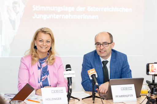 www.annarauchenberger.com / Anna Rauchenberger -
Wien, Austria - 09.01.2020 - WKO Junge Wirtschaft: Pressekonferenz
zum Konjunkturbarometer - Stimmungslage der oesterreichischen
JungunternehmerInnen. FOTO v.l.: Mag. Christiane Holzinger,
Bundesvorsitzende Junge Wirtschaft, Dr. David Pfarrhofer, Direktor
des market-Instituts