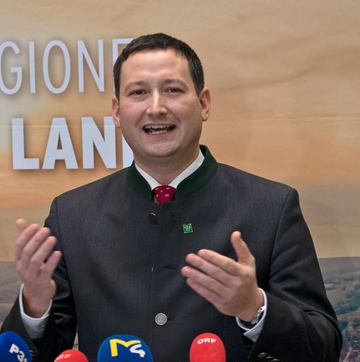 Vorschau Bild von Der neue Bauernbunddirektor Paul Nemecek fordert
die rasche Umsetzung nötiger Entlastungen auf Abgabenseite für die
niederösterreichischen Bäuerinnen und Bauern.