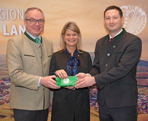 Vorschau Bild von Überreichten Bundesministerin Klaudia Tanner in
Figl-Manier einen grünen Bauernbundstift: Obmann Stephan Pernkopf
(l.) und der neue Bauernbunddirektor Paul Nemecek (r.).