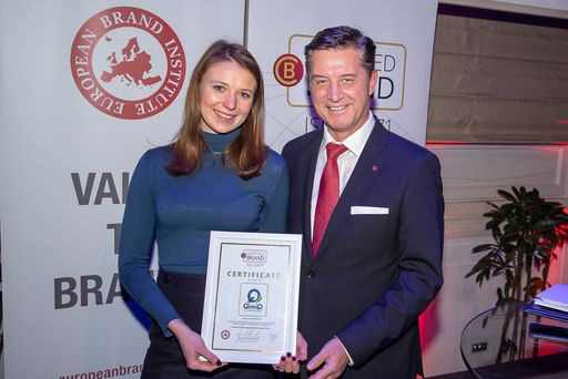 Vorschau Bild von Dem Salzburger Familienunternehmen QimiQ wurde das
„Certified Brand“-Gütesiegel von Austrian Standards und dem European
Brand Institute verliehen. Die Auszeichnung nahm Michele Haindl,
Mitglied der Eigentümerfamilie, im Rahmen des 11. BRAND [LIFE]
AWARDS von DI Dr. Gerhard Hrebicek, European Brand Institute, in
Wien entgegen.
