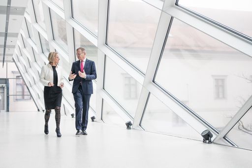 Vorschau Bild von LH Johanna Mikl-Leitner, LH Thomas Stelzer in Linz.