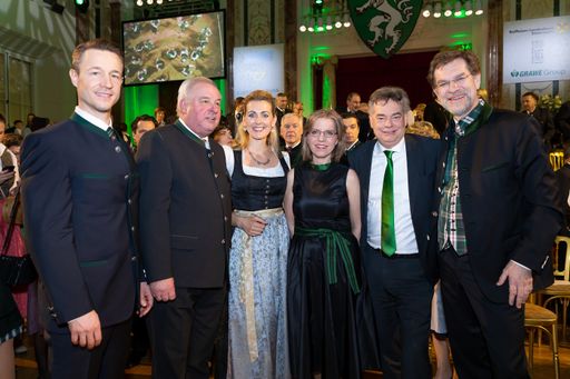 Finanzminister Gernot Blümel, der steirische
Landeshauptmann Hermann Schützenhöfer, Bundesministerin Christine
Aschbacher, Leonore Gewessler, Bundesministerin für Verkehr
Innovation und Technologie, Vizekanzler Werner Kogler und Andreas
Zakostelsky, Obmann des Vereins der Steirer in Wien, der den
Steirerball veranstaltet, beim diesjährigen fröhliganten
Bundesländerball in der Wiener Hofburg (v.l.n.r.)