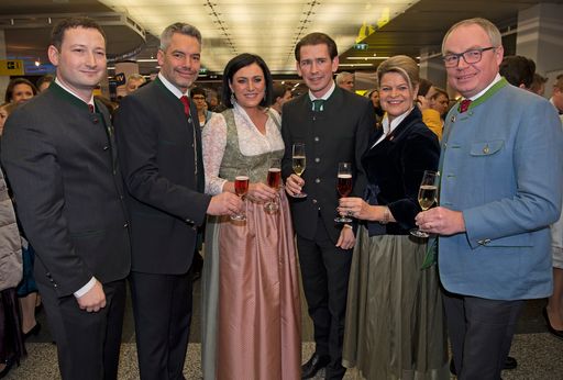  Bundespolitik zeigte niederösterreichischen
Bäuerinnen und Bauern ihre Wertschätzung (v.l.n.r.): NÖ
Bauernbunddirektor Paul Nemecek, Innenminister Karl Nehammer,
Landwirtschaftsministerin Elisabeth Köstinger, Bundeskanzler
Sebastian Kurz, Verteidigungsministerin Klaudia Tanner und NÖ
Bauernbundobmann LH-Stv. Stephan Pernkopf.