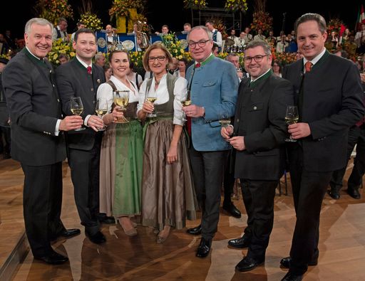 Vorschau Bild von Gute Gespräche für Bauern und blau-gelbes
Niederösterreich (v.l.n.r.): Landesrat Martin Eichtinger, NÖ
Bauernbunddirektor Paul Nemecek, NÖ Weinkönigin Diana I. Müller,
Landeshauptfrau Johanna Mikl-Leitner und NÖ Bauernbundobmann LH-Stv.
Stephan Pernkopf, Landesrat Ludwig Schleritzko und LK-NÖ-Präsident
Johannes Schmuckenschlager.