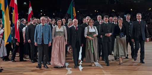 Vorschau Bild von Feierlicher Einzug in den Saal Niederösterreich
(v.l.n.r.): LH-Stv. NÖ Bauernbundobmann Stephan Pernkopf,
Landwirtschaftsministerin Elisabeth Köstinger, Landeshauptmann a. D.
Erwin Pröll, Landeshauptfrau Johanna Mikl-Leitner, Bundeskanzler
Sebastian Kurz, Verteidigungsministerin Klaudia Tanner und
Innenminister Karl Nehammer.