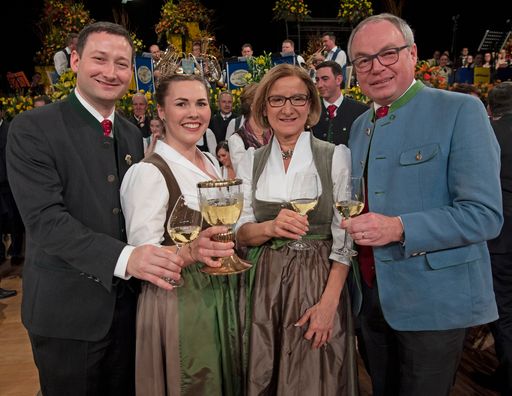 Vorschau Bild von Das Reichen von Brot und Wein bei der Eröffnung
(v.l.n.r.): NÖ Bauernbunddirektor Paul Nemecek, NÖ Weinkönigin Diana
I. Müller, Landeshauptfrau Johanna Mikl-Leitner und NÖ
Bauernbundobmann LH-Stv. Stephan Pernkopf.