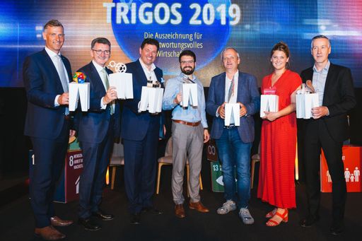 Vorschau Bild von PreisträgerInnen v.l.n.r.: Simon Meinschad (hollu
Systemhygiene AG), Bernhard Gröhs (Delloitte Österreich), Robert van
de Kerkhoff (Lenzing AG), Dushan Jankovic (Social Impact Award
gemeinnützige GmbH), Jan Lorch (VAUDE), Hannah Lux (Vollpension
Generationencafé GmbH), Franz Rohringer (Neuburger Fleischlos GmbH)