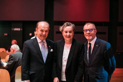  (v.l.n.r.): SWV Wien Vizepräsident Kommerzialrat
Konsul Leopold Dercsaly, SWV Simmering-Vorsitzende Werberätin Mag.a
Ortrun Gauper, Abgeordneter zum Nationalrat Dr. Harald Troch