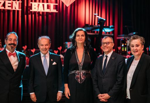 Vorschau Bild von (v.l.n.r.): Bezirksrat „Fiakerbaron“ Wolfgang
Fasching, SWV Wien Vizepräsident Kommerzialrat Konsul Leopold
Dercsaly, Stadträtin Mag.a Ulli Sima, Abgeordneter zum Nationalrat
Dr. Harald Troch, SWV Simmering-Vorsitzende Werberätin Mag.a Ortrun
Gauper