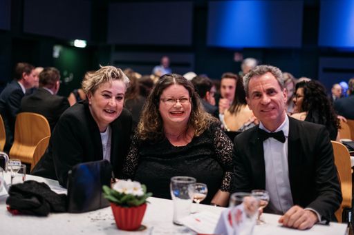 Vorschau Bild von (v.l.n.r.): SWV Simmering-Vorsitzende Werberätin
Mag.a Ortrun Gauper, Gemeinderätin Mag.a Birgit Jischa,
Immobilienentwickler Mag. Martin Lenikus