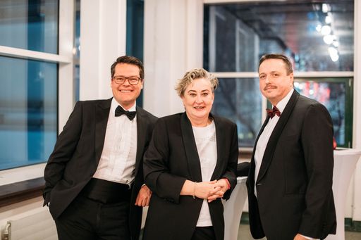 Vorschau Bild von SWV Simmering-Vorsitzende Werberätin Mag.a Ortrun
Gauper (Mitte) mit Stadtrat Mag. Jürgen Czernohorszky (l) und
Gemeinderat Ernst Holzmann (r)