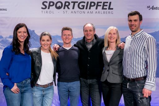 Eröffneten den 2. Sportgipfel Tirol St. Anton am
Arlberg mit einer Live TV-Diskussion (von links): Karoline Zobernig,
Elisabeth Görgl, David Kreiner, Gerhard Berger, Roswitha Stadlober,
Mario Matt.