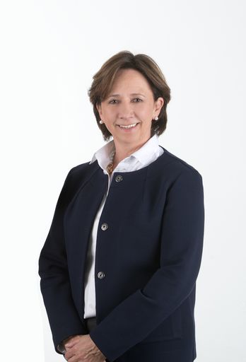  Im Stiftungsvorstand der FH Kärnten gibt es
Veränderungen: Sparkassen-Vorständin Gabriele Semmelrock-Werzer
wurde in der Aufsichtsratssitzung am 13. Dezember 2019 als neues
Vorstandsmitglied der FH Kärnten bestellt. Ihre Funktionsperiode
beginnt mit Januar 2020.