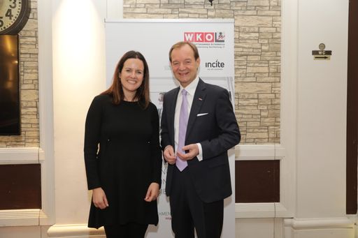 Maria Pernegger (Media Affairs) und Alfred Harl
(Obmann Fachverband UBIT) beim Pressegespräch „Aufsichtsräte: Die
Aufgaben aus der Digitalisierung erfordern neue Gremien“