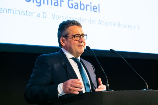 Sigmar Gabriel, deutscher Bundesaußenminister a.D.
und Vorsitzender der Atlantik-Brücke e.V. beim Neujahrsempfang der
Deutschen Handelskammer in Österreich.
