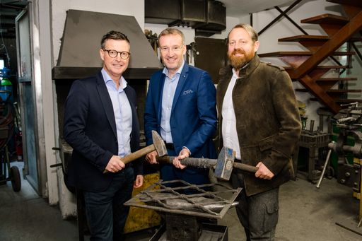 Bereit für die Wirtschaftskammer-Wahl 2020 (v. l.):
Kurt Katstaller (Direktor des Wirtschaftsbundes Salzburg), Manfred
Rosenstatter (Wirtschaftsbund-Landesobmann und WKS-Präsident) und
Josef-Thomas Wenger (Inhaber der Schlosserei Wenger sowie
Innungsmeister & Spitzenkandidat der Innung der Salzburger
Metalltechniker) gaben im Salzburger Traditionsbetrieb, der
Schlosserei Wenger, den Startschuss zur WK-Wahl.
