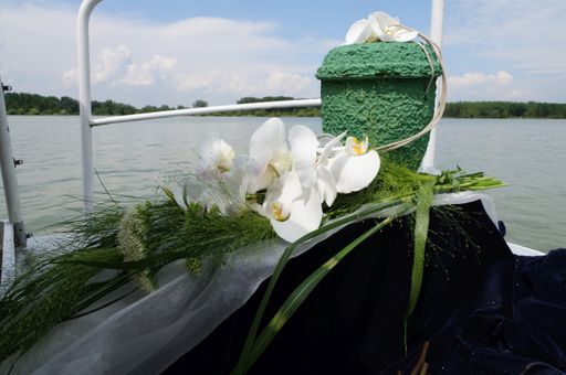 Vorschau Bild von Die Naturbestattung Zadrobilek ist längst nicht
mehr nur in den eigenen „Wäldern der Ewigkeit“, auf der Donau und
auf dem Meer höchst aktiv, sondern zunehmend auch auf anderen
naturnahen Bestattungsanlagen, auf Friedhöfen und in
Aufbahrungshallen und Kirchen. Sie bietet einen Service, der alles
umfasst, von der Abholung, der Beratung, bis zur Durchführung der
Behördenwege, der Abschiedsfeiern und der Bestattung, wo immer diese
stattfindet. Kunden brauchen im Todesfall nur eine Nummer zu wählen:
Tel. 02236 / 44900 (rund um die Uhr).