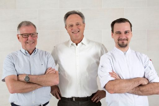 Das F.X. Mayr Team im ...liebes Rot-Flüh: MR Dr. med. Walter
Bachlechner, MR Dr. med. Erwin Pfefferkorn und Küchenchef Sven
Hellwig. Weiterer Text über ots und
www.presseportal.ch/de/nr/100071553 / Die Verwendung dieses Bildes
ist für redaktionelle Zwecke honorarfrei. Veröffentlichung bitte
unter Quellenangabe: "obs/Traumhotel ...liebes Rot-Flüh"