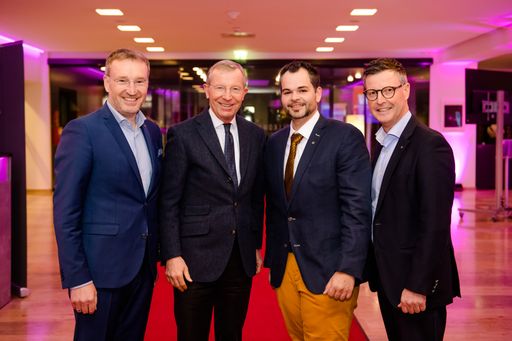 Stimmten sich in Saalfelden mit zahlreichen Gästen
und Unterstützern auf die Wirtschaftskammer-Wahl 2020 ein (v. l.):
WB-Landesobmann Präs. Manfred Rosenstatter, LH Wilfried Haslauer,
WB-Bezirksobmann Hans Otto Resl, WB-Direktor Kurt Katstaller.