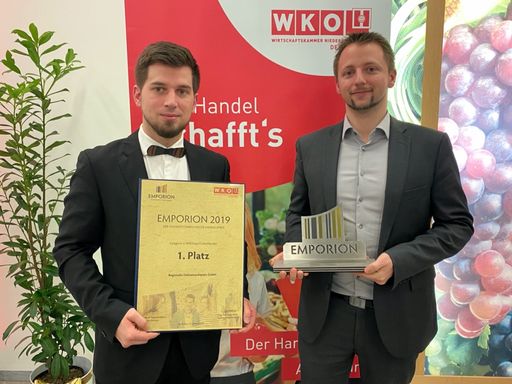 Vorschau Bild von Peter Patak und Roland Rzihauschek von der
Regionalis Onlinemarktplatz GmbH - Sieger des EMPORION Handelspreis
in der Kategorie "Webshops und Onlinehändler"