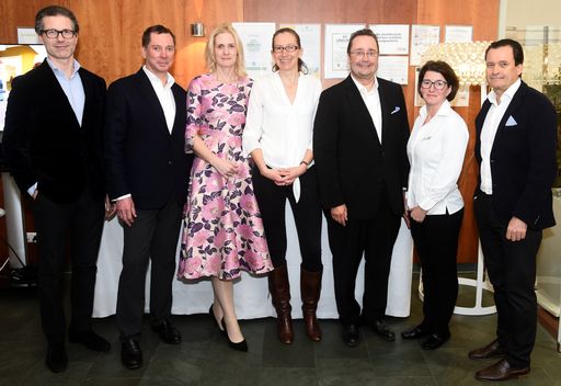 Vorschau Bild von v.l. Priv.-Doz. Dr. Markus Margreiter, Univ.-Prof.
Dr. René Wenzl, Assoc. Prof. Priv.-Doz. Dr. Andrea Weghofer, MSc,
MBA, MMag. Andrea Neurauter, Verwaltungsdirektorin Ambulatorium
Döbling, Mag. Werner Fischl, Geschäftsführer PremiQaMed
Ambulatorien/Privatkliniken GmbH, Drei-Hauben-Köchin Jaqueline
Pfeiffer, Univ-Prof. Dr. Christian Kainz beim 1. Fertility Dinner
zum 10-Jahres-Jubliäum des Kinderwunschzentrums Döbling