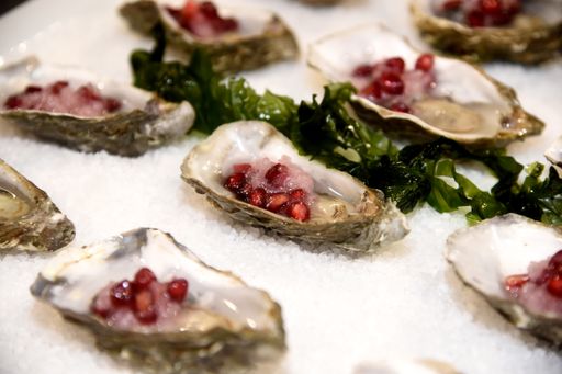 Vorschau Bild von Impression vom Flying Apero beim Fertility Dinner:
Fine de Claire Auster „Celine“ mit Zitrone, Granatapfel und
Schalotten