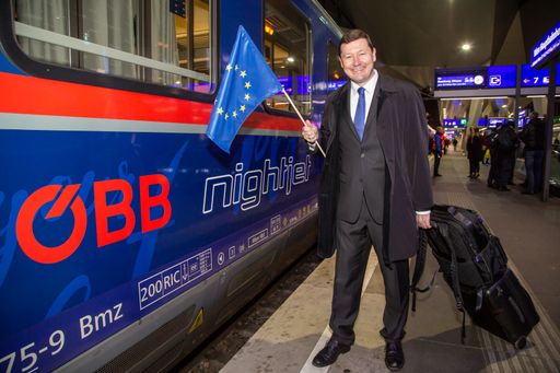 https://www.apa-fotoservice.at/galerie/22179 Martin Selmayr,
Leiter der Vertretung der Europäischen Kommission in Österreich, bei
der Verabschiedung des ersten ÖBB Nightjet Wien - Brüssel.