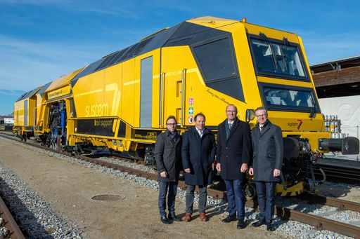 v.l.: Leopold Strohmayr (Vorstand INVEST AG),
Hans-Jörg Holleis (geschäftsführender Gesellschafter der system7
group GmbH), Reinhard Schwendtbauer (Beteiligungsvorstand RLB OÖ),
Klaus Ahammer (Geschäftsleiter Raiffeisenbank Salzkammergut) vor dem
Universal Tamper 4.0.