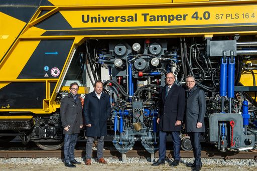Vorschau Bild von v.l.: Leopold Strohmayr (Vorstand INVEST AG),
Hans-Jörg Holleis (geschäftsführender Gesellschafter der system7
group GmbH), Reinhard Schwendtbauer (Beteiligungsvorstand RLB OÖ),
Klaus Ahammer (Geschäftsleiter Raiffeisenbank Salzkammergut) vor dem
Universal Tamper 4.0.
