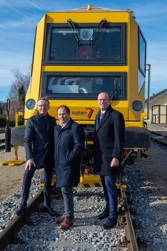 Vorschau Bild von Klaus Ahammer (Geschäftsleiter Raiffeisenbank
Salzkammergut), Hans-Jörg Holleis (geschäftsführender Gesellschafter
der system7 group GmbH), Reinhard Schwendtbauer
(Beteiligungsvorstand RLB OÖ).
