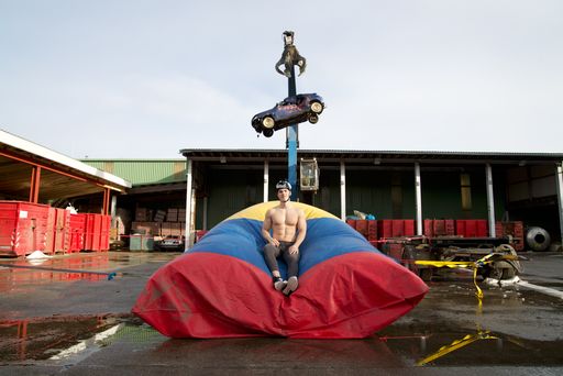 Vorschau Bild von Influencer Stefan Petrov beim "Car-Blobbing". Das
Viralvideo erzielte mehr als 500.000 Views in drei Tagen.