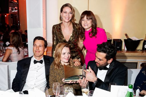  MUNICH, GERMANY - JANUARY 18: Florian David Fitz, Jessica
Schwarz, Karoline Herfurth, Lena Schoemann and Elyas M'Barek during
the 47th German Film Ball at Hotel Bayerischer Hof on January 18,
2020 in Munich, Germany. (Photo by Franziska Krug/WireImage)
Weiterer Text über ots und www.presseportal.de/nr/12946 / Die
Verwendung dieses Bildes ist für redaktionelle Zwecke honorarfrei.
Veröffentlichung bitte unter Quellenangabe: "obs/Constantin
Film/Franziska Krug"