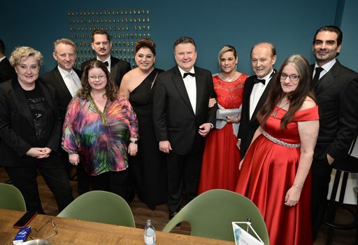 Vorschau Bild von v.l.n.r. Mag.a Ortrun Gauper, Landtagspräsident
Ernst Woller, Bezirksvorsteher Favoriten Marcus Franz, Gemeinderätin
Mag.a Birgit Jischa, stellv. Innungsmeisterin Gülten Karagöz,
Bürgermeister Dr. Michael Ludwig, Bezirksrätin Eva Zolcher,
Kommerzialrat Konsul Leopold Dercsaly, Waltraud Prellinger,
Spitzenkandidat des SWV Wien Marcus Arige