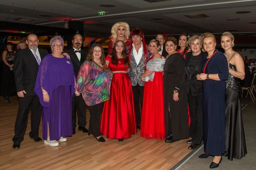 Vorschau Bild von SWV Simmering-Frauenvorsitzende Eveline Greger mit
Lebensgefährte Alois (1./2.v.l.), Bezirksrat „Fiakerbaron“ Wolfgang
Fasching (3.v.l.), Gemeinderätin Mag.a Birgit Jischa (4.v.l.),
Waltraud Prellinger mit Drag Queen Candy Licious und Moderator
Alfons Haider (M)., Bezirksrätin Eva Zolcher, Bezirksvorsteher
Favoriten Marcus Franz (2.R.), stellv. Innungsmeisterin Gülten
Karagöz (5.v.r.), Friseurmeisterin Regina Tichy (4.v.r.),
Vorsitzende des SWV Simmering Mag.a Ortrun Gauper (3.v.r.),
Oberärztin Dr. Karin Birgit Doskozil (2.v.r.), Delia Becker (r.)