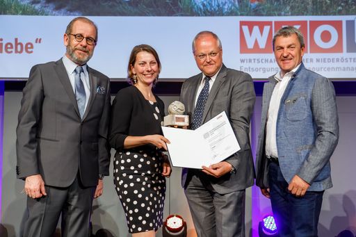  v.l.n.r.: Fachgruppenobmann KommR Ing. Gerhard Schauerhuber
(WKNÖ), Obmann-Stellvertreterin Ing. Gabriele Pipal (WKNÖ), Leiter
der Abteilung Rohstoffe Ing. Johann Kutterer (Wopfinger
Transportbeton Ges.m.b.H.), Obmann-Stellvertreter Ing. Leopold Poyß
(WKNÖ)