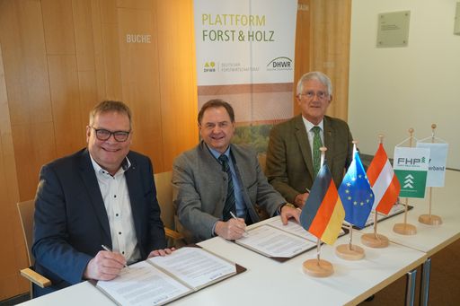 V.l.: Steffen Rathke, Präsident des Deutschen
Holzwirtschaftsrates (DHWR) und Sprecher der Plattform Forst und
Holz, Rudolf Rosenstatter, Vorsitzender der Plattform Forst Holz
Papier Österreich, und Georg Schirmbeck, Präsident des Deutschen
Forstwirtschaftsrates (DFWR) und stellvertretender Sprecher der
Plattform Forst & Holz, bei der Unterzeichnung ihres
Positionspapiers zum EU-Green Deal.