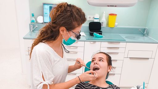Denta Beauté bietet die komplette Zahnmedizin unter
einem Dach an. Innovative Behandlungskonzepte, sowie auch die
Online-Aufklärung, liefern nicht nur ein Maximum an Qualität,
sondern nehmen der Zahnbehandlung auch Ihren Schrecken.