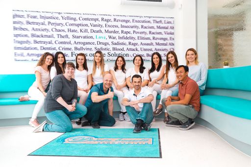 Vorschau Bild von Das Denta Beauté Team schenkt dir dein Lächeln
zurück! Denta Beauté wurde 2003 von DDr. Jaroslav Belsky gegründet
und ist heute die größte private Zahnarztpraxis in Wien. Die
Ordination befindet sich in der Billrothstraße 12, in 1190 Wien.