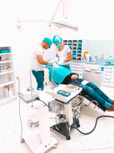 Vorschau Bild von Drei Ärzte, ein Zahntechnikermeister und rund 14
Mitarbeiter kümmern sich hier in 8 Behandlungsräumen um die Anliegen
der PatientInnen. Auch AngstpatientInnen sind hier an der richtigen
Adresse, für ganz schlimme Fälle bietet Denta Beauté sogar die
Möglichkeit einer Vollnarkose während der Behandlung.