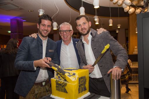  Hoteldirektor Mario Pabst mit den Hoteliers Ernst
und Florian Mayer (vlnr)