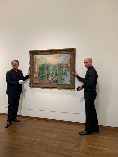 Vorschau Bild von BILD zu OTS - Leopold Museum-Direktor Hans-Peter
Wipplinger beim Hängen der neuen Leihgabe "Oskar Kokoschka, Prag –
Blick vom Garten des Kreuzherrenkonvents, 1934" aus einer
tschechischen Privatsammlung. Rechts im Bild der Kurator und Kurier
des Leihgebers