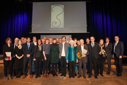 PreisträgerInnen, ÜberreicherInnen, Mitglieder der Jury,
ModeratorInnen (Bisovsky und Claudia Gschweitl) und Elisabeth Ploier
(Witwe von Eduard Ploier)OTS -