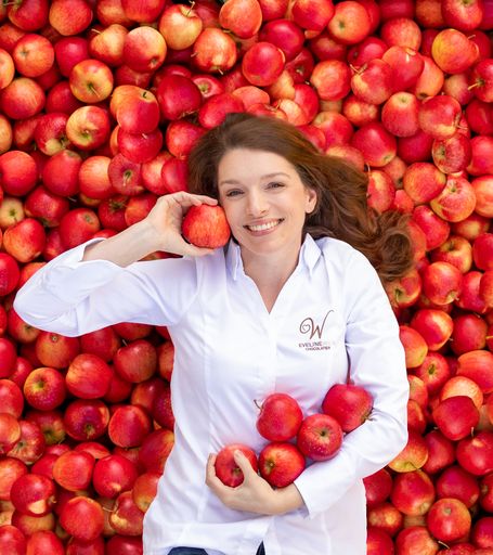  Eveline Wild, Fernsehköchin und vielfach
ausgezeichnete Patissière, und die steirischen evelina Apfelbauern
präsentieren ein hochwertiges heimisches Genussmittel und laden zum
Verkosten ein.