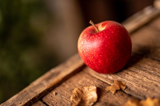 Vorschau Bild von evelina heißt die relativ junge Apfelsorte aus der
Steiermark. Unter der knallroten Schale verbergen sich ihre inneren
Werte: ein frischer, waldiger Duft als Vorbote der delikaten Aromen,
die sich nach dem herzhaften Biss in den Apfel offenbaren.
